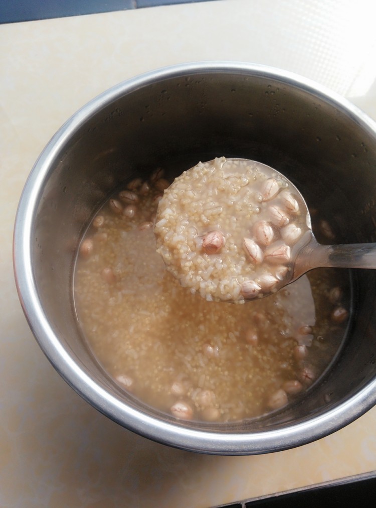 小米花生粥步骤5