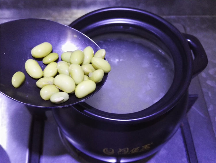 砂锅煲玉米毛豆小米粥步骤6