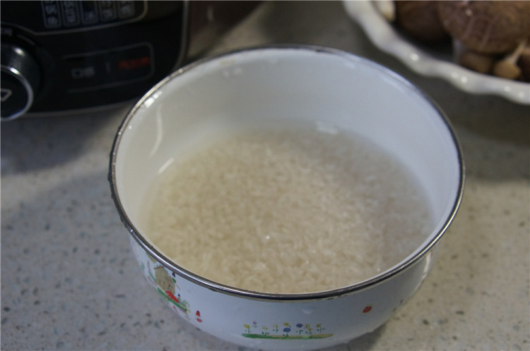 #盛夏餐桌#鸡腿菌菇粥步骤2