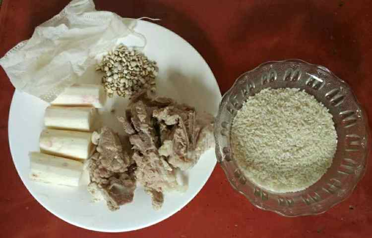 山药薏米排骨粥步骤1