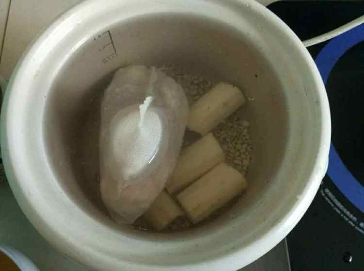 山药薏米排骨粥步骤3