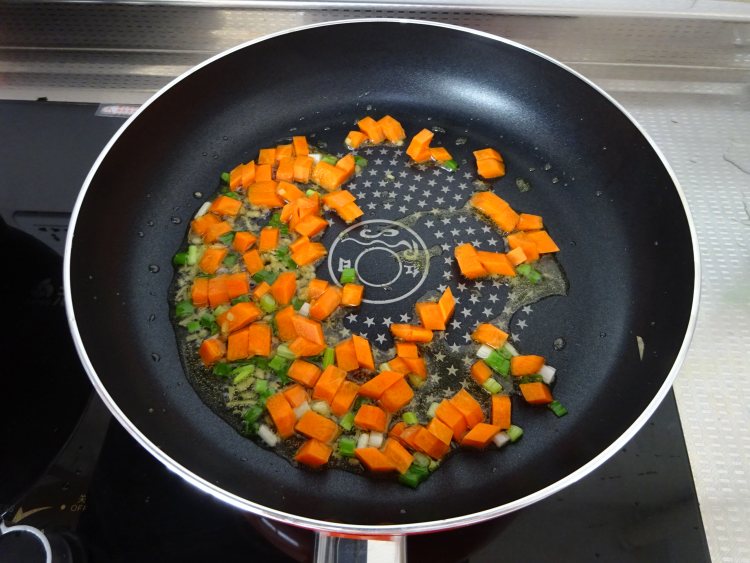 西蓝花虾仁炒饭步骤8