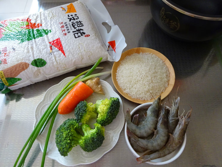 西蓝花虾仁炒饭步骤1