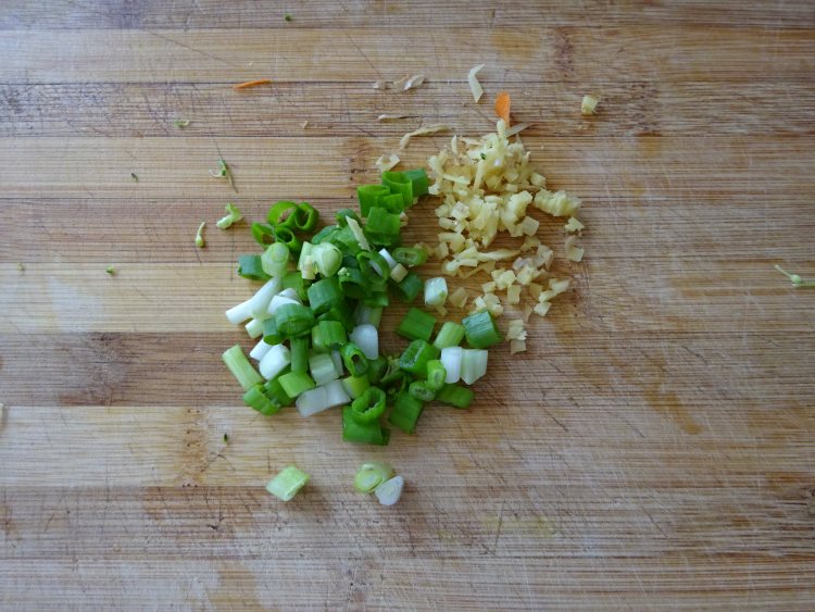西蓝花虾仁炒饭步骤6