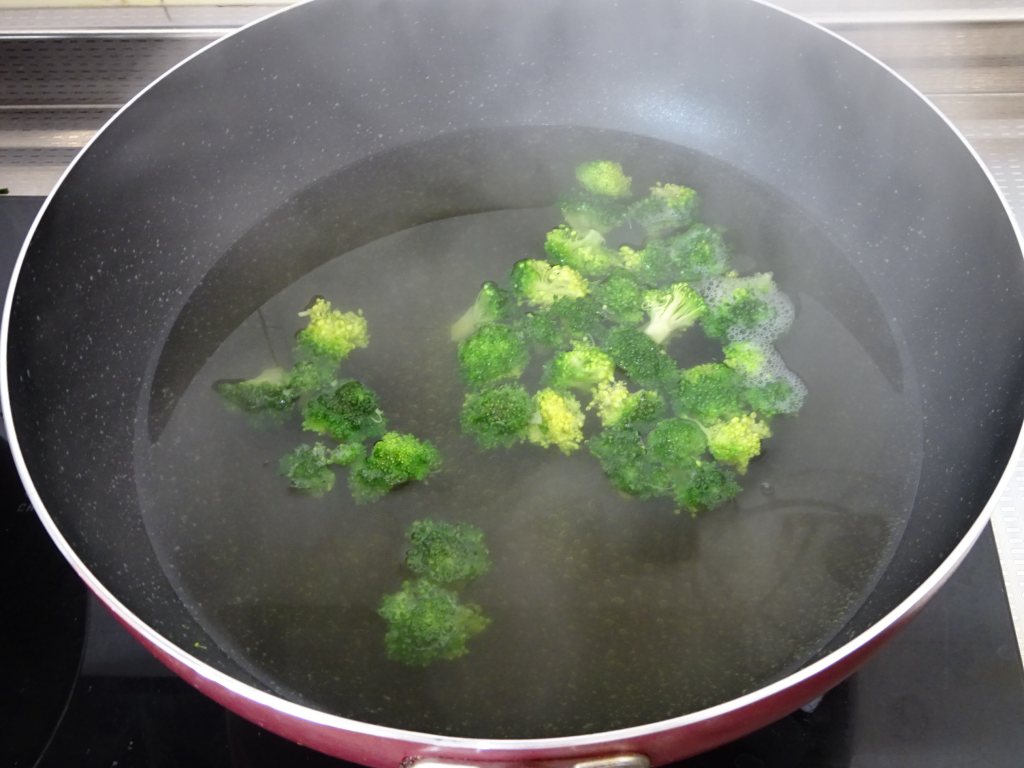 西蓝花虾仁炒饭步骤7