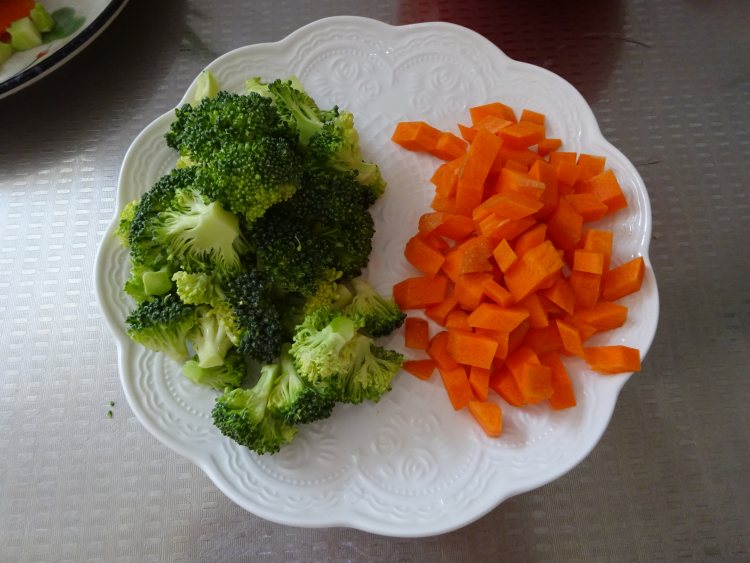 西蓝花虾仁炒饭步骤5