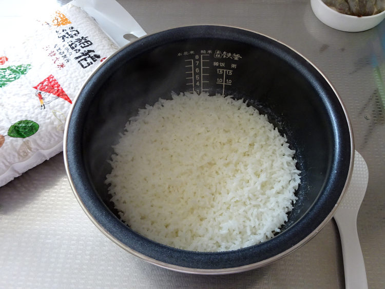 西蓝花虾仁炒饭步骤3