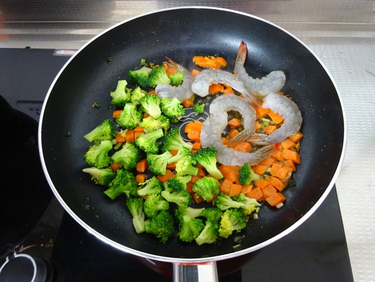 西蓝花虾仁炒饭步骤9