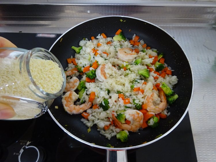 西蓝花虾仁炒饭步骤13
