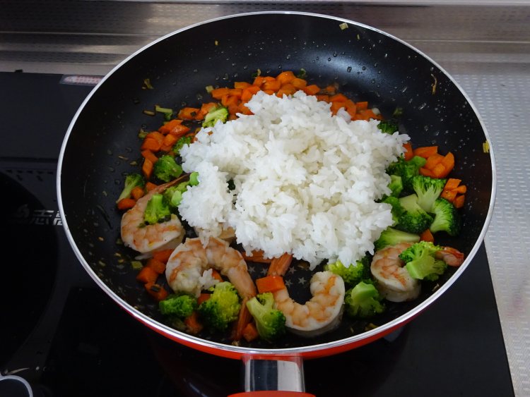 西蓝花虾仁炒饭步骤11