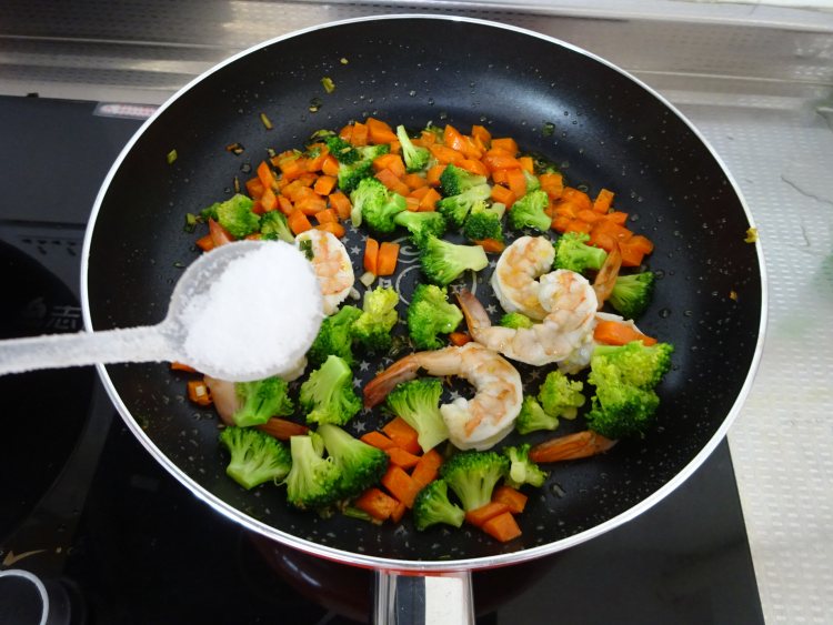西蓝花虾仁炒饭步骤10
