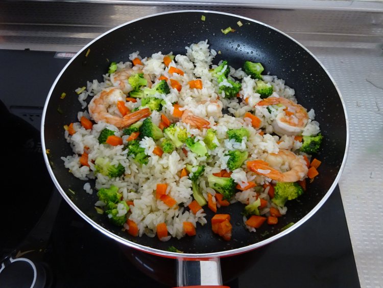 西蓝花虾仁炒饭步骤12