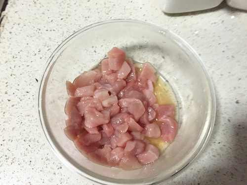 荠菜皮蛋瘦肉粥步骤1