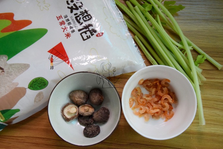 芹菜香菇虾米粥步骤1