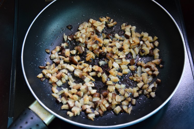 芹菜香菇虾米粥步骤5