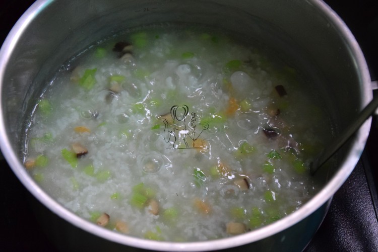 芹菜香菇虾米粥步骤8