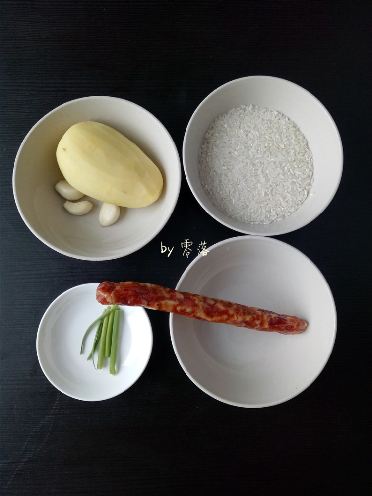 土豆腊肠饭步骤1