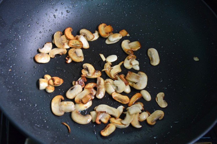 沙茶蘑菇培根饭卷步骤4