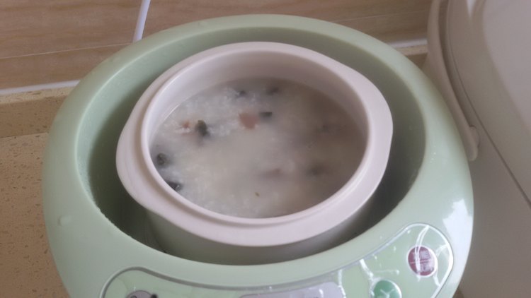 鸡汤皮蛋粥步骤3