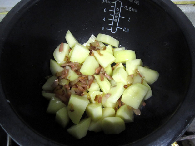 腊肉土豆焖锅巴饭步骤4