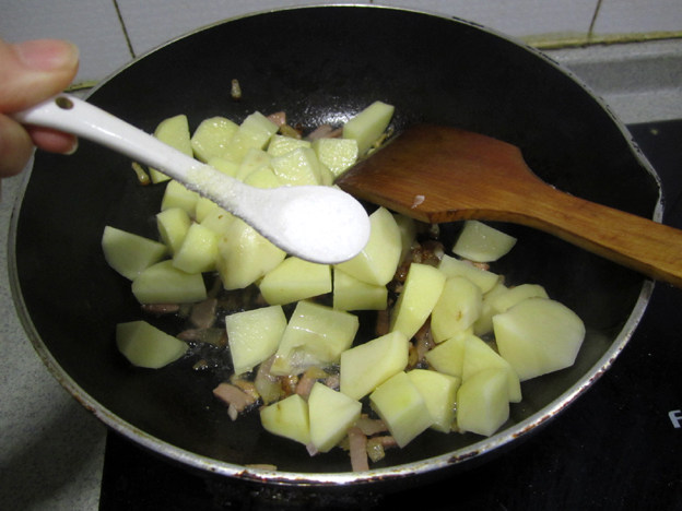 腊肉土豆焖锅巴饭步骤3