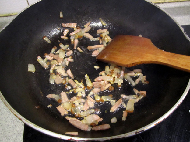腊肉土豆焖锅巴饭步骤2