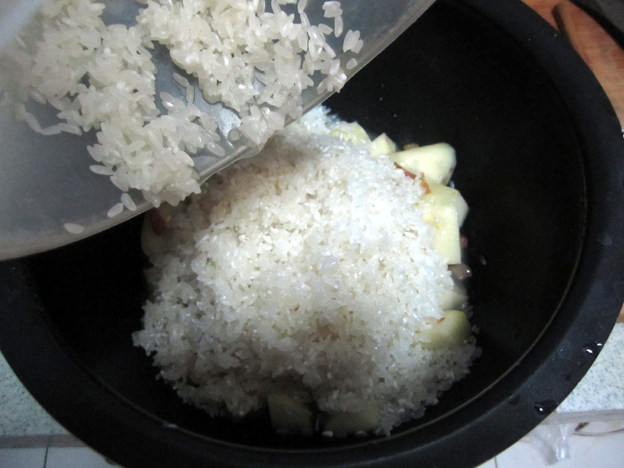 腊肉土豆焖锅巴饭步骤5