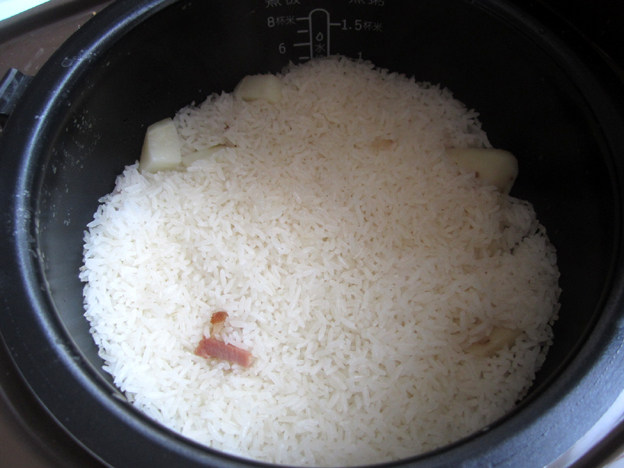 腊肉土豆焖锅巴饭步骤8