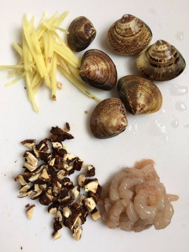 香菇蛤蜊海鲜粥步骤1