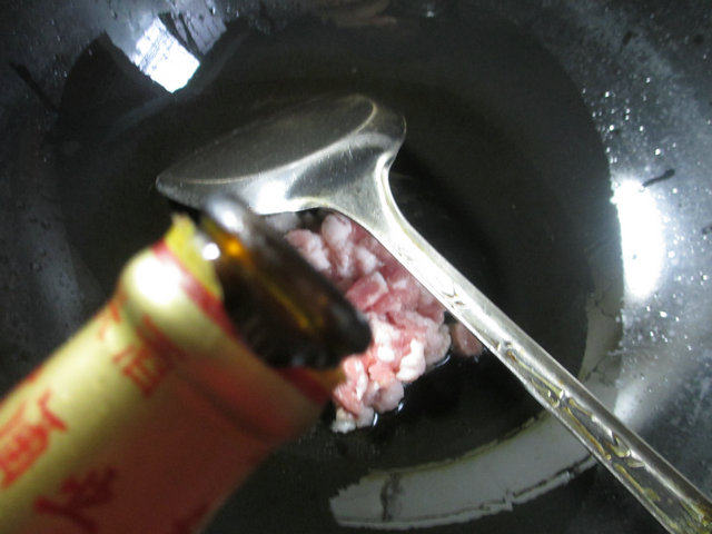 榨菜肉丝大米粥步骤2