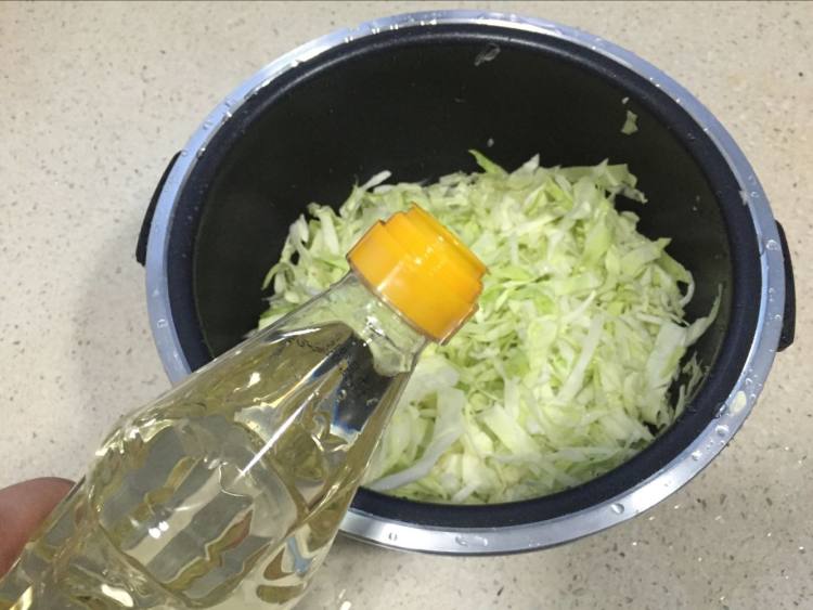 虾仁包菜饭步骤2