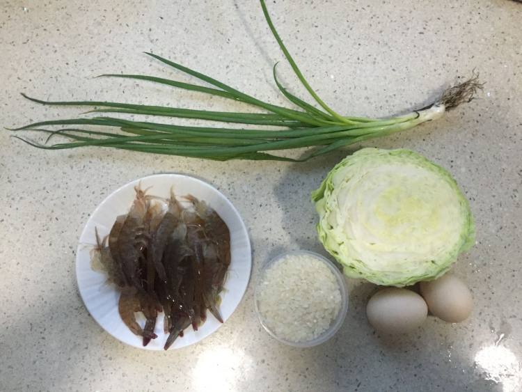虾仁包菜饭步骤1