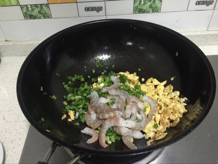 虾仁包菜饭步骤5