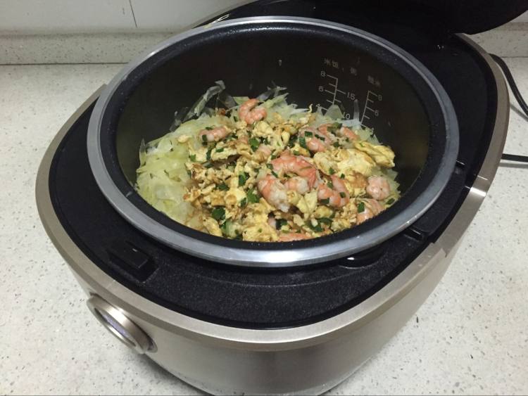 虾仁包菜饭步骤7