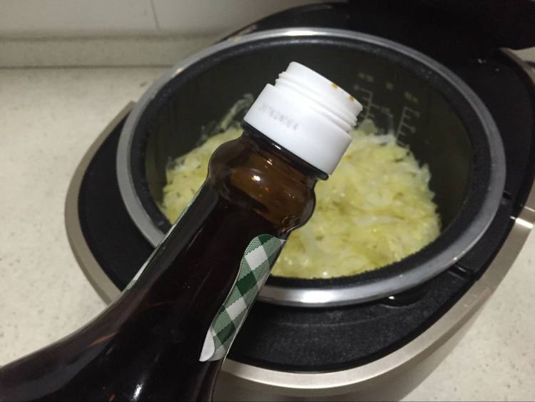 虾仁包菜饭步骤6