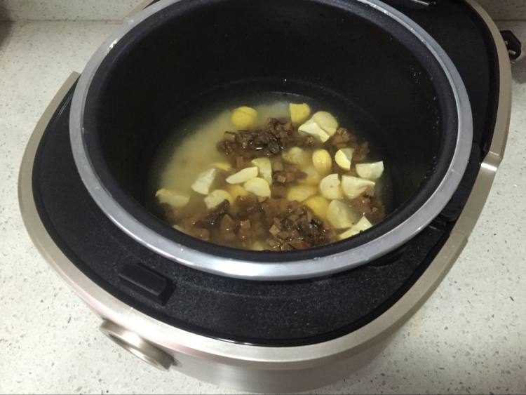 板粟肉丁焖饭步骤3