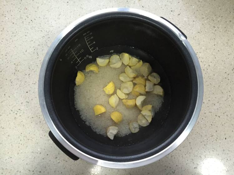 板粟肉丁焖饭步骤2