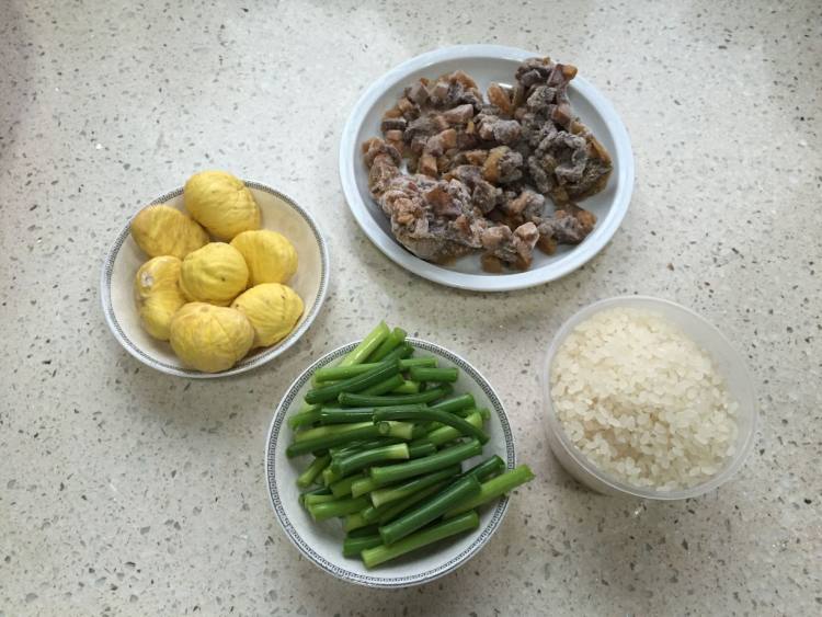 板粟肉丁焖饭步骤1