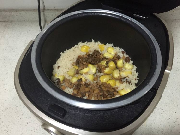 板粟肉丁焖饭步骤5