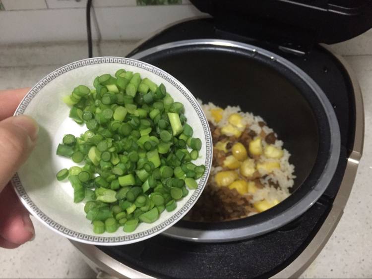 板粟肉丁焖饭步骤6