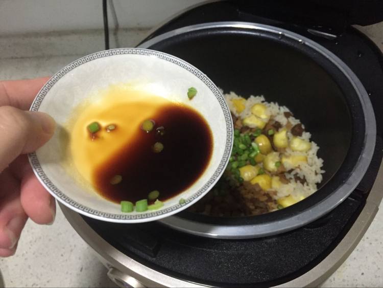 板粟肉丁焖饭步骤7