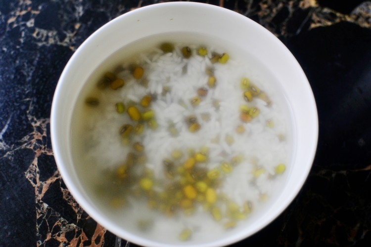 绵软绿豆粥步骤1