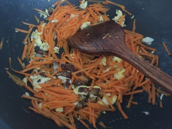梅菜扣肉炒饭步骤5