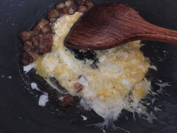 梅菜扣肉炒饭步骤4