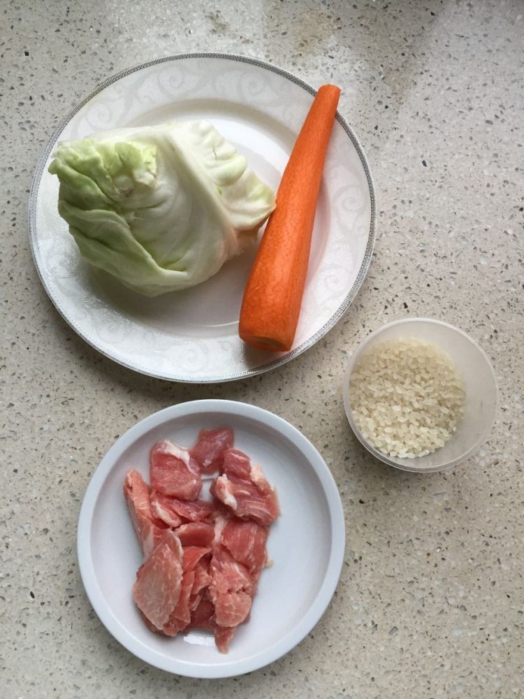胡萝卜包菜绵粥步骤1