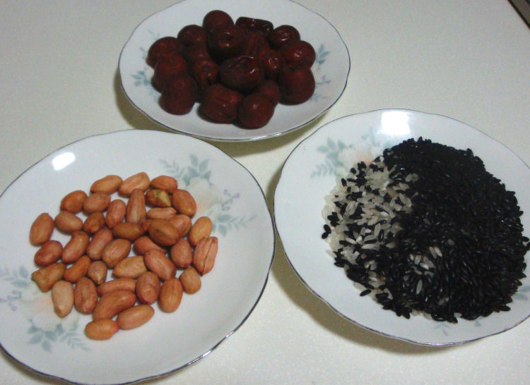 红枣花生黑米粥步骤1