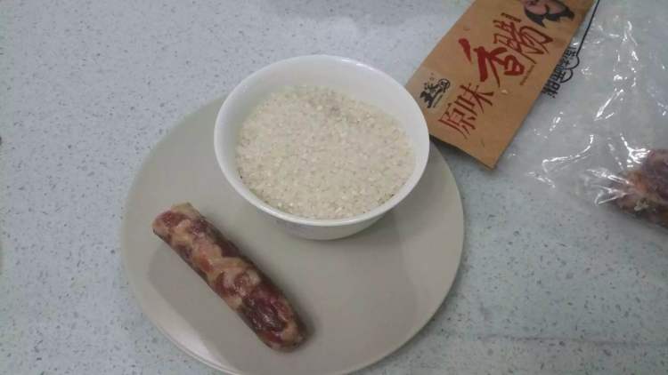腊肠粥步骤1