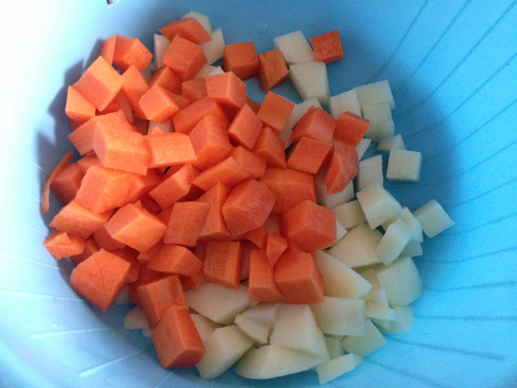腊肠土豆胡萝卜焖饭步骤2