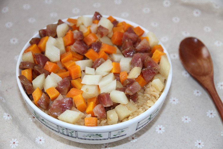 腊肠土豆胡萝卜焖饭步骤7