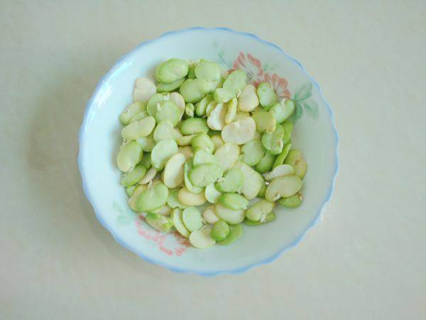 蚕豆焖饭步骤1